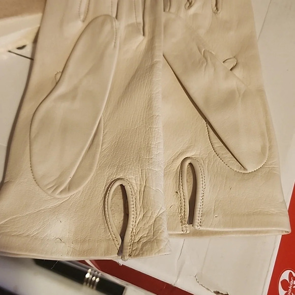 Vintage off white chain leather gloves 6 - Picture 12 of 12